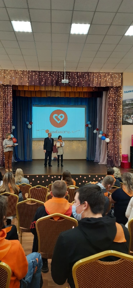 11 декабря 2021 г  на районном добровольческом форуме в Доме молодёжи наши волонтёры Серёжа Васильев и Милана Сатуева получили свои заслуженные награды от администрации за свою добровольческую деятельность! 